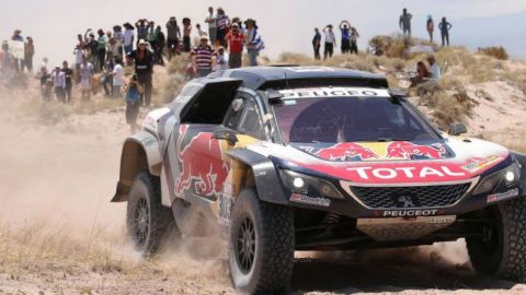 Carlos Sainz sigue primero en el Rally Dakar