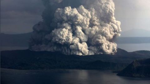 Filipinas mantiene la alerta por el volcán Taal que ya ha desplazado a 30.000