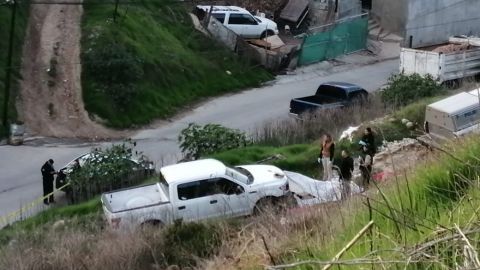 Encuentran a mujer y hombre ''encobijados'' en un lote baldío