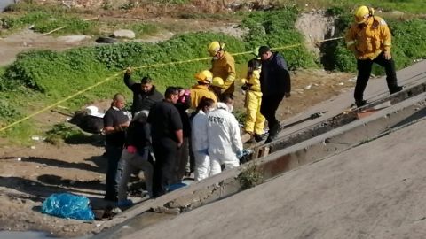 VIDEO: Encuentran cuerpo dentro de la canalización del Río Tijuana