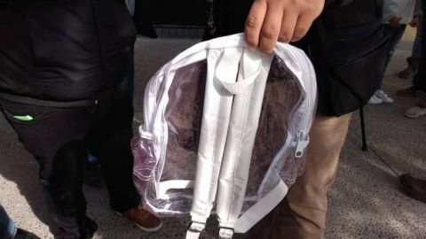 Aparecen mochilas transparentes en colegio de Torreón