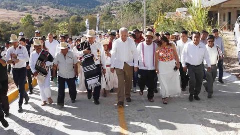 Apapachan al Presidente... y hasta le cantan el Himno