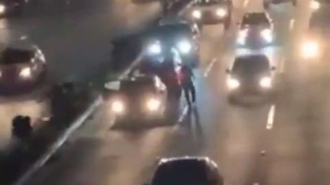 VIDEO: ¿Intenta que lo atropellen o detener un auto para asaltarlos?