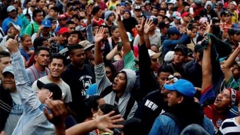 Caravana en la frontera con Guatemala 'amenaza' con cruzar el charco