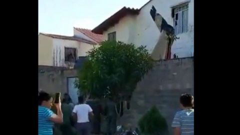 Dos muertos al estrellarse una avioneta en una casa de localidad salvadoreña