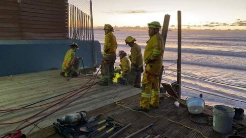 Hombre enterrado vivo en Playas de Tijuana | Bomberos trabajan en su rescate
