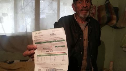 CFE le cobra más de 2,000 pesos a Don Cruz que vive solo con un foco en casa