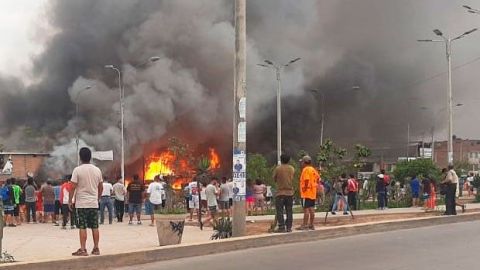 Dos menores y un adulto fallecidos por explosión de camión con gas en Lima