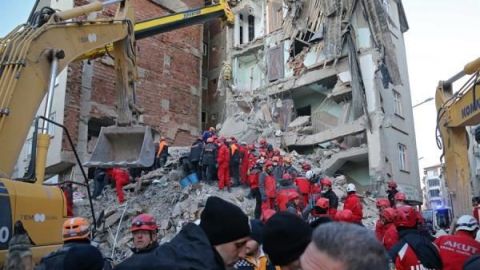 Gobierno de Turquía al rescate de víctimas, tras un terremoto con 29 muertos