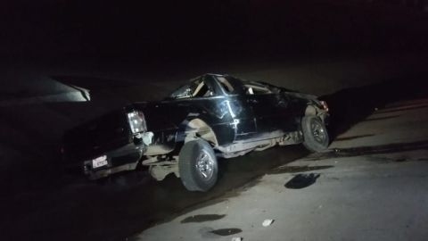 Conductor pierde el control, cae a la canalización