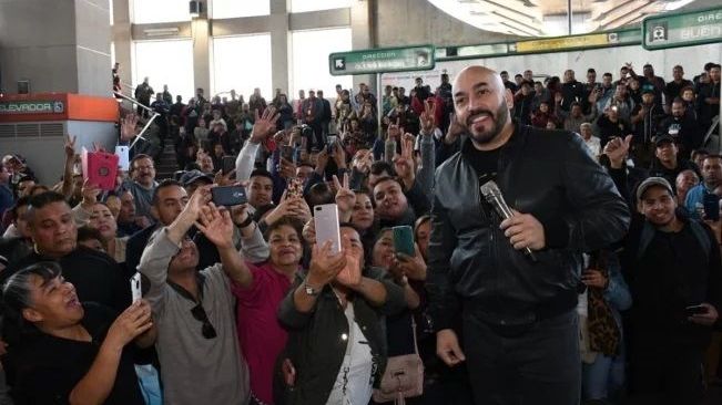 Lupillo Rivera Sorprende Y Arma ''baile'' En La Línea B Del Metro