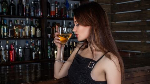 Mujeres son más propensas al alcoholismo