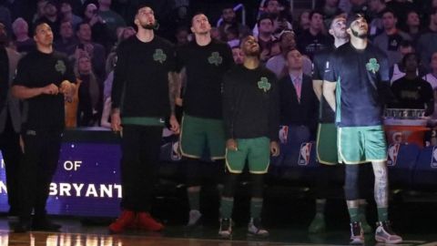 Celtics homenajean a Bryant y doblegan a Warriors