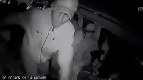 VIDEO: ''Dame el celular chido'', exige asaltante a pasajeros de combi