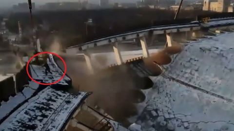 VIDEO: Muere trabajador tras derrumbarse techo de estadio deportivo en Rusia