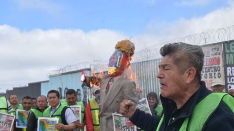 Activistas migrantes queman figura de Trump
