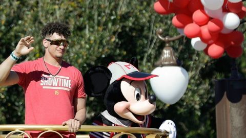 Patrick Mahomes encabezó el desfile de festejo en Disney