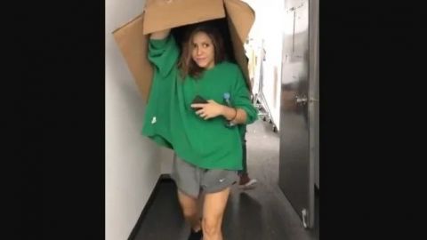 VIDEO: Shakira se puso en la cabeza una caja para protegerse de la lluvia