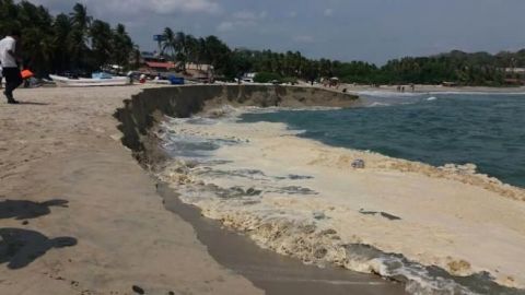 Se hunde la playa en Oaxaca por fenómeno de pleamar