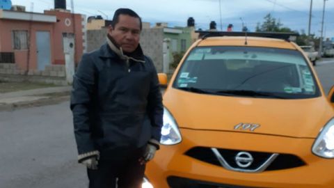 Taxista devuelve cartera a pasajera con 12 mil pesos
