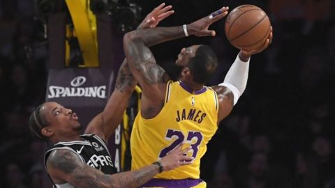 LeBron prodiga oleada de triples; Lakers apalean a Spurs