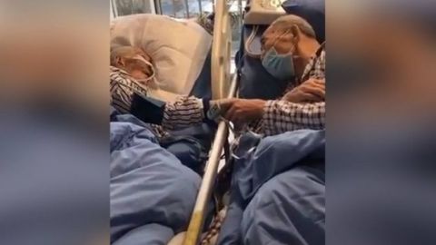 VIDEO: Abuelitos con coronavirus se toman de la mano y se despiden en hospital