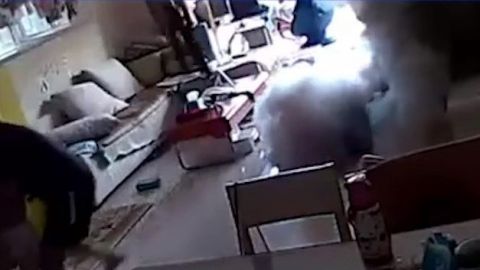 VIDEO: Impactante, mueren dos niños, la tableta se estaba cargando y explotó