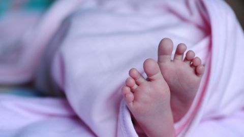 Médicos cortan rostro de bebé en pleno parto por cesárea