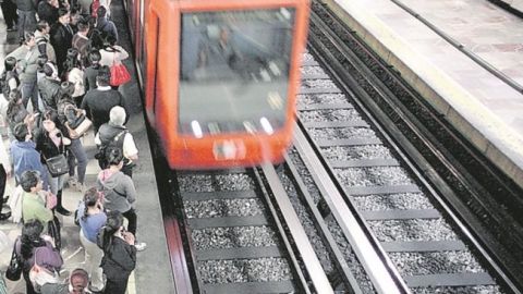 Usuario muere al caer a las vías del Metro