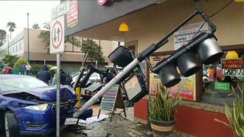 Choca contra un semáforo