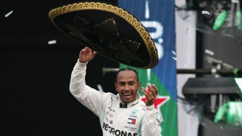 Tras firmar patrocinio, Mercedes espera compromiso de Lewis