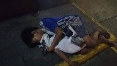 VIRAL: Fotos de un niño que duerme en la calle con su perro conmueven las redes