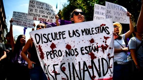 Protesta por feminicidios en Palacio Nacional