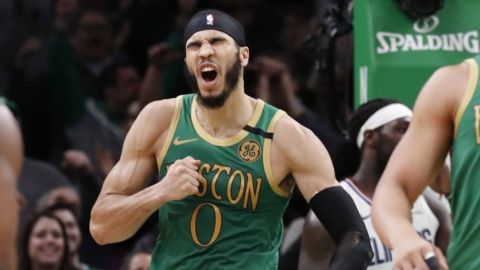 Tatum aporta 39 puntos; Celtics ganan en 2 prórrogas