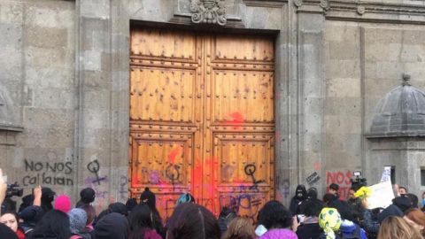 Pintan los muros de Palacio Nacional con el mensaje: "México Feminicida"