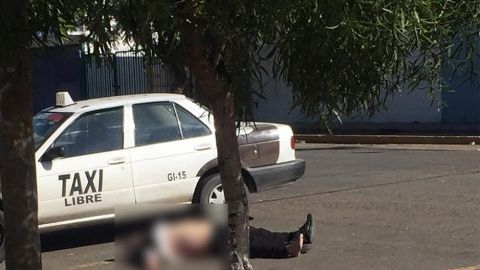Muere taxista y queda tendido en la calle, al parecer de un infarto