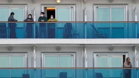 Comienzan a salir pasajeros que estaban en cuarentena en crucero en Japón