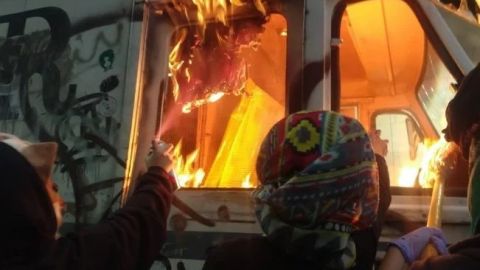 Feministas queman camión y ''cachitos'' de lotería afuera de La Prensa