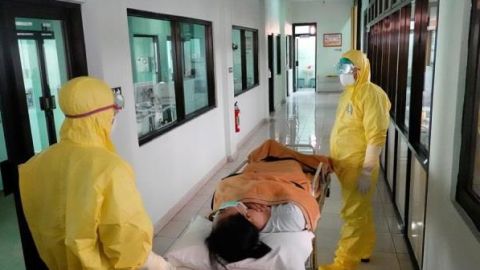 China envía más médicos a Wuhan para combatir virus, que se cobra 1.500 vidas