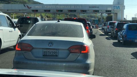 Largas filas en casetas de cobro de Ensenada