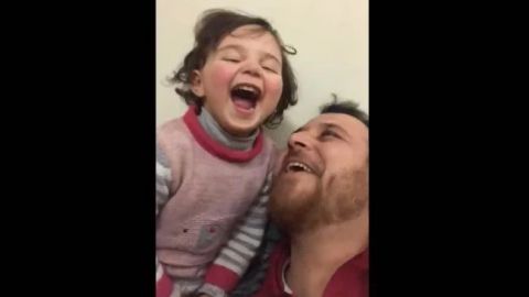 VIDEO: Padre sirio enseña a su hija a reírse, en medio de un bombardeo ruso
