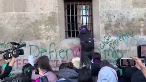 VIDEOS: Con frustración, golpean ventanas de Palacio Nacional