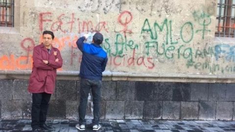 Limpian pintas feministas en Palacio Nacional