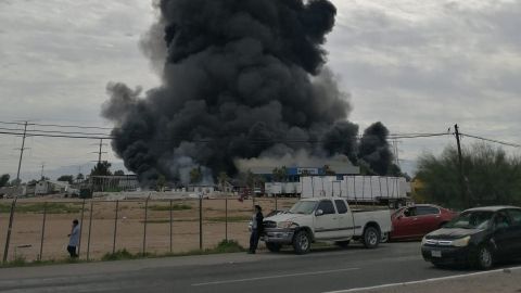 Fuerte incendio de una fabrica en  Mexicali