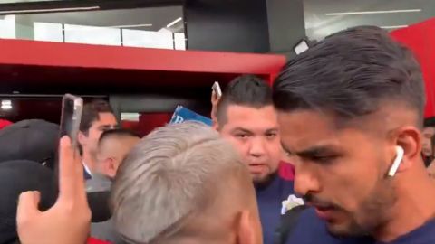 VIDEO: Miguel Ponce se molesta con aficionado al arribar Chivas a Tijuana