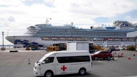 Dos australianos evacuados del crucero aislado en Japón contraen coronavirus