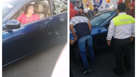 VIDEO: Señora se estaciona en medio de la calle y la gente se une para moverla