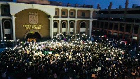 VIDEOS: Feministas incendian Poder Judicial en Sonora