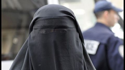 Hombre vestido con burka roba casi 1 millón de dólares en joyas en Nueva York