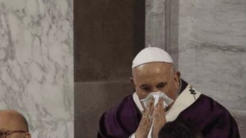 Papa Francisco con fuerte gripe en medio del brote de coronavirus en Italia